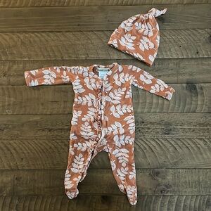 Spearmint Love bamboo footed onesie and matching hat great condition